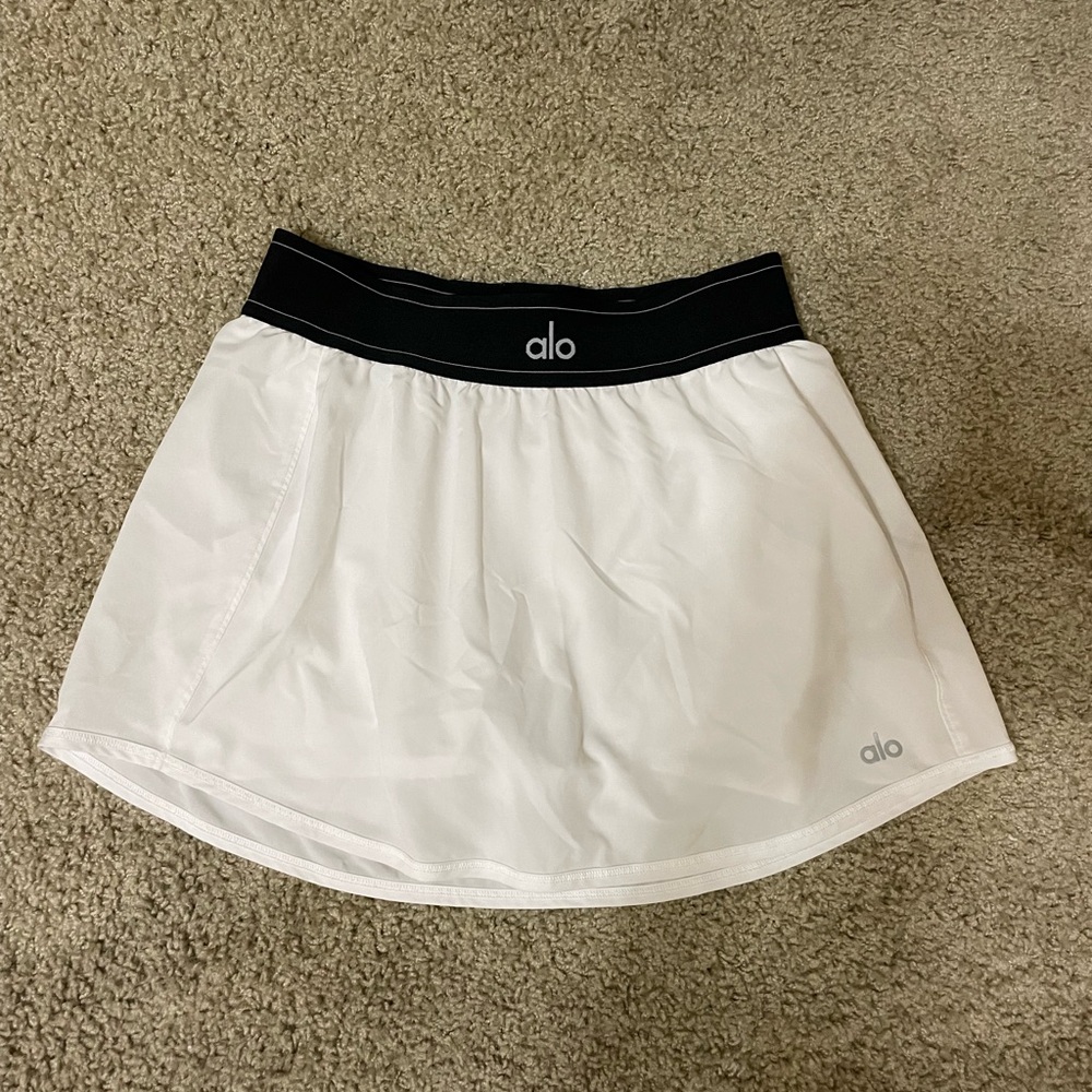 Alo Yoga White Match Point skirt!!